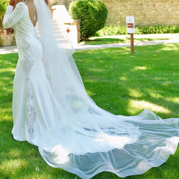 One of a kind wedding dress - worn only a couple hours - Picture 5 of 8